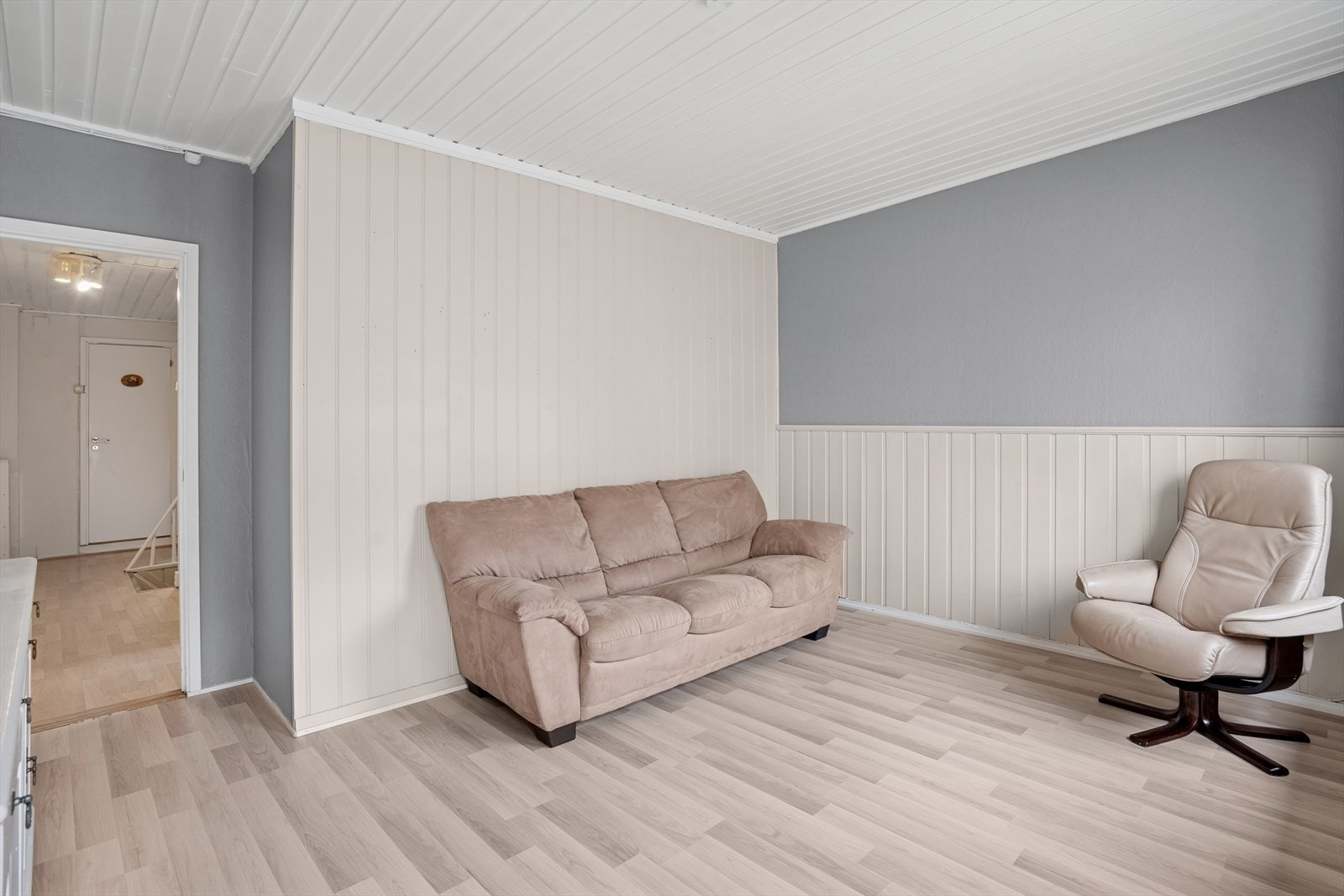 Hovedsoverommet er romslig, med plass til dobbeltseng og øvrig møblement. Rommet er i dag innredet som stue, men ifølge de originale bygningstegningene er det opprinnelig planlagt som soverom. Galleribilde