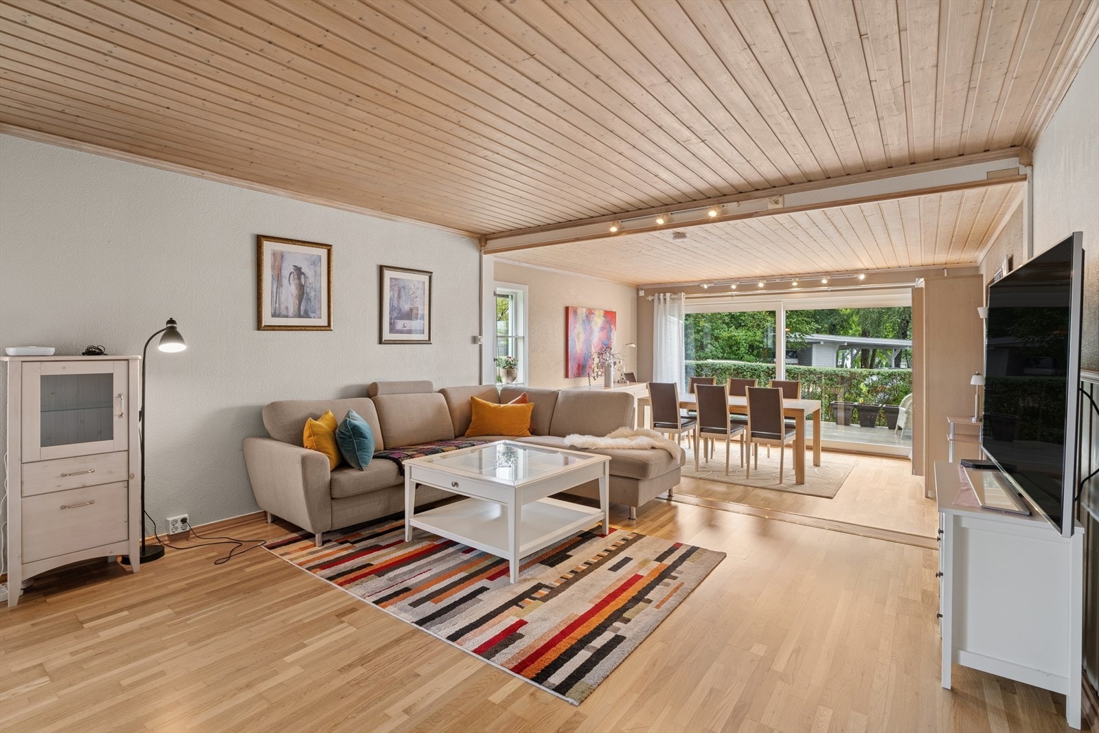 Den utvidede stuen gir en luftig og romslig atmosfære, med god plass til både sofakrok og spisebord Galleribilde