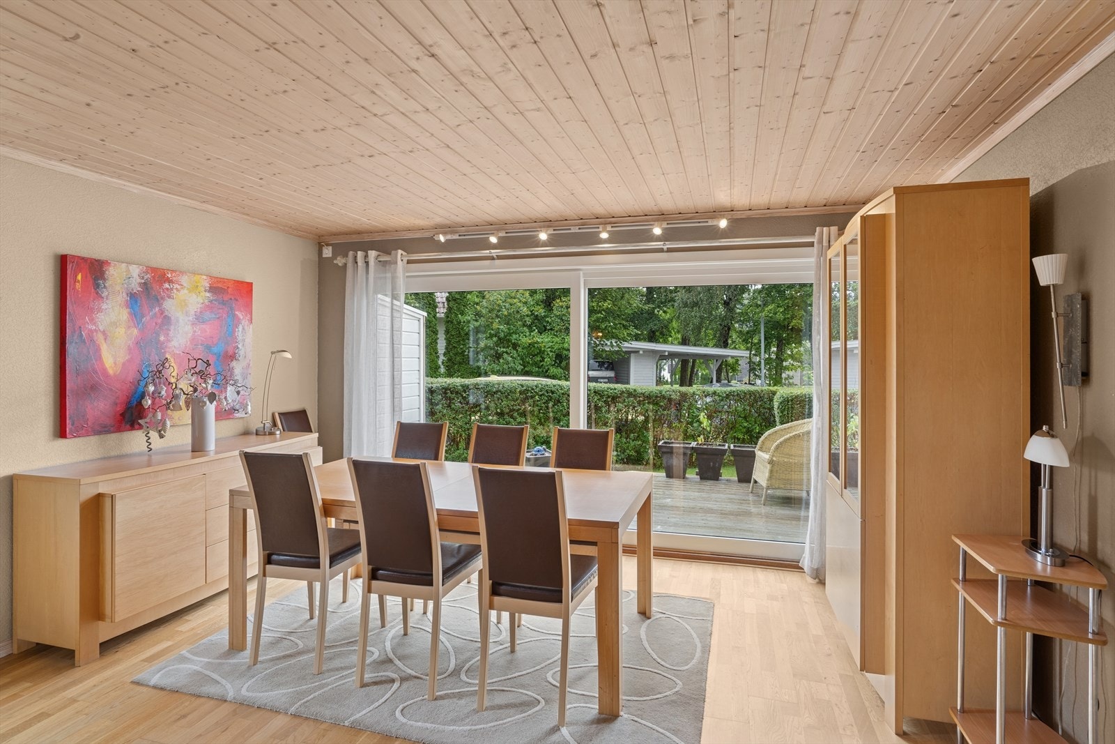 Fra stuen har du direkte tilgang til boligens terrasse og hage via en praktisk skyvedør. Skyvedøren ut til terrassen og hagen gjør at stuen føles større, og gir en fin flyt mellom inne og ute. Galleribilde