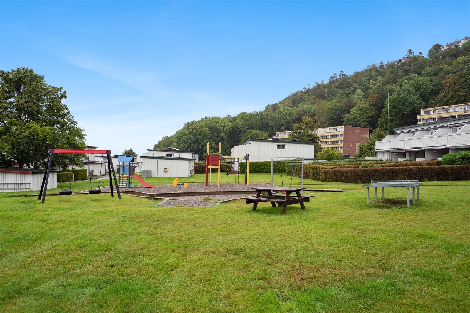 Fellestomten er pent opparbeidet med grønne flotte gressplener og en liten lekeplass for de minste. Galleribilde