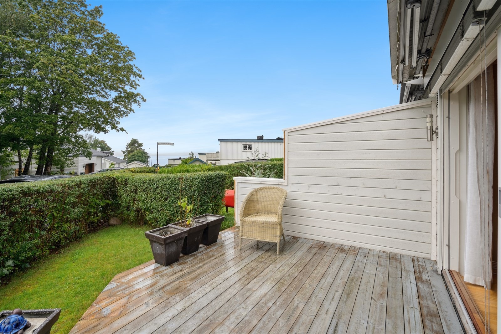 Den vestvendte terrassen er på 10kvm. perfekt for et hyggelig sitteområde og en grill. Galleribilde