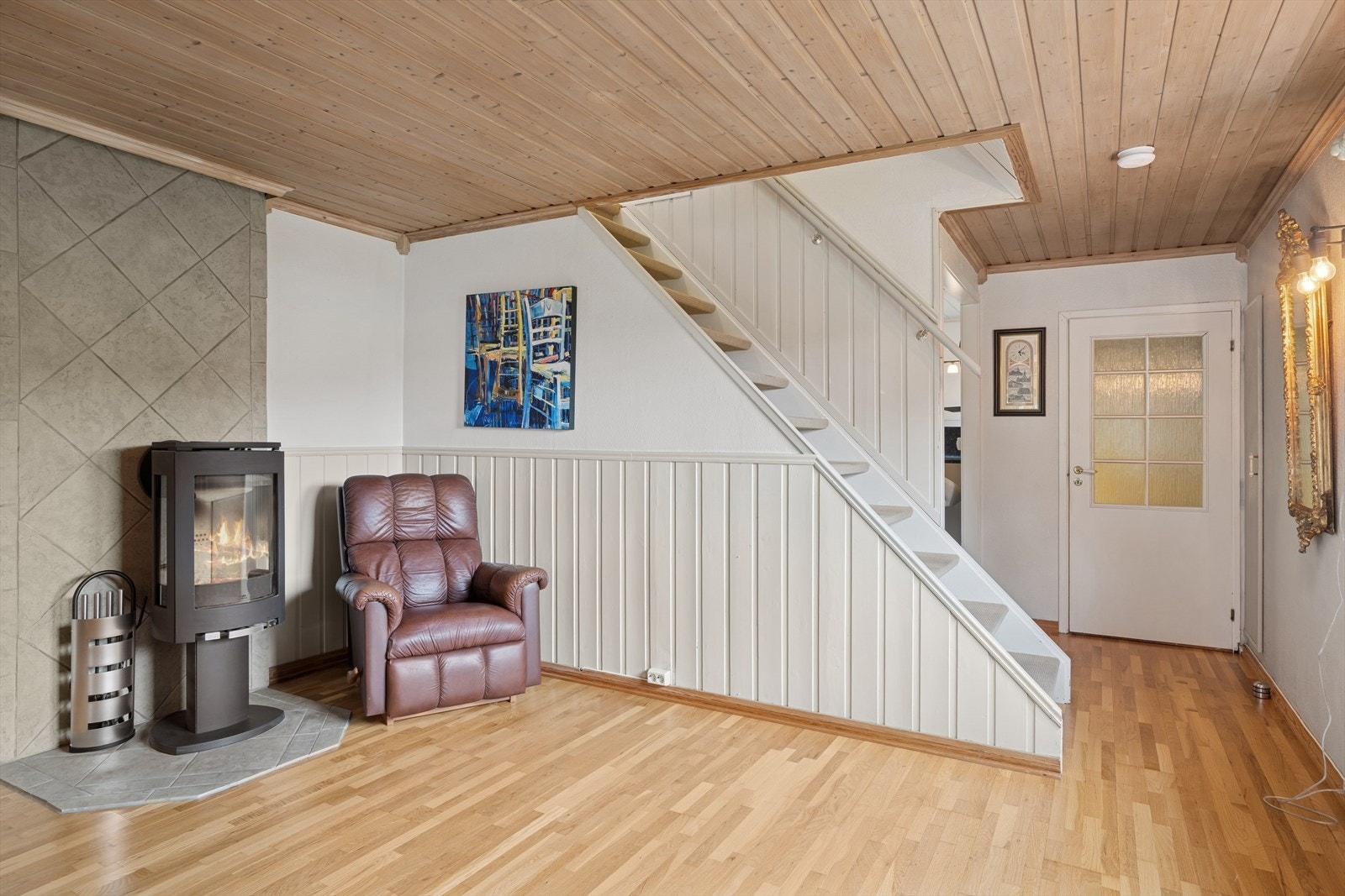 Peisen gir stuen en lun og innbydende atmosfære, perfekt nå som vi går inn i kaldere tider. Galleribilde