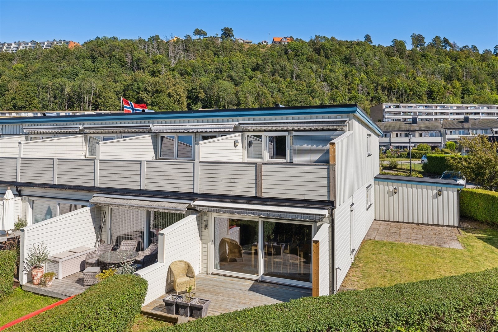 Rekkehuset er bygget o/2 plan og har vestvendt terrasse og balkong som gir gode sol- og lysforhold. Galleribilde