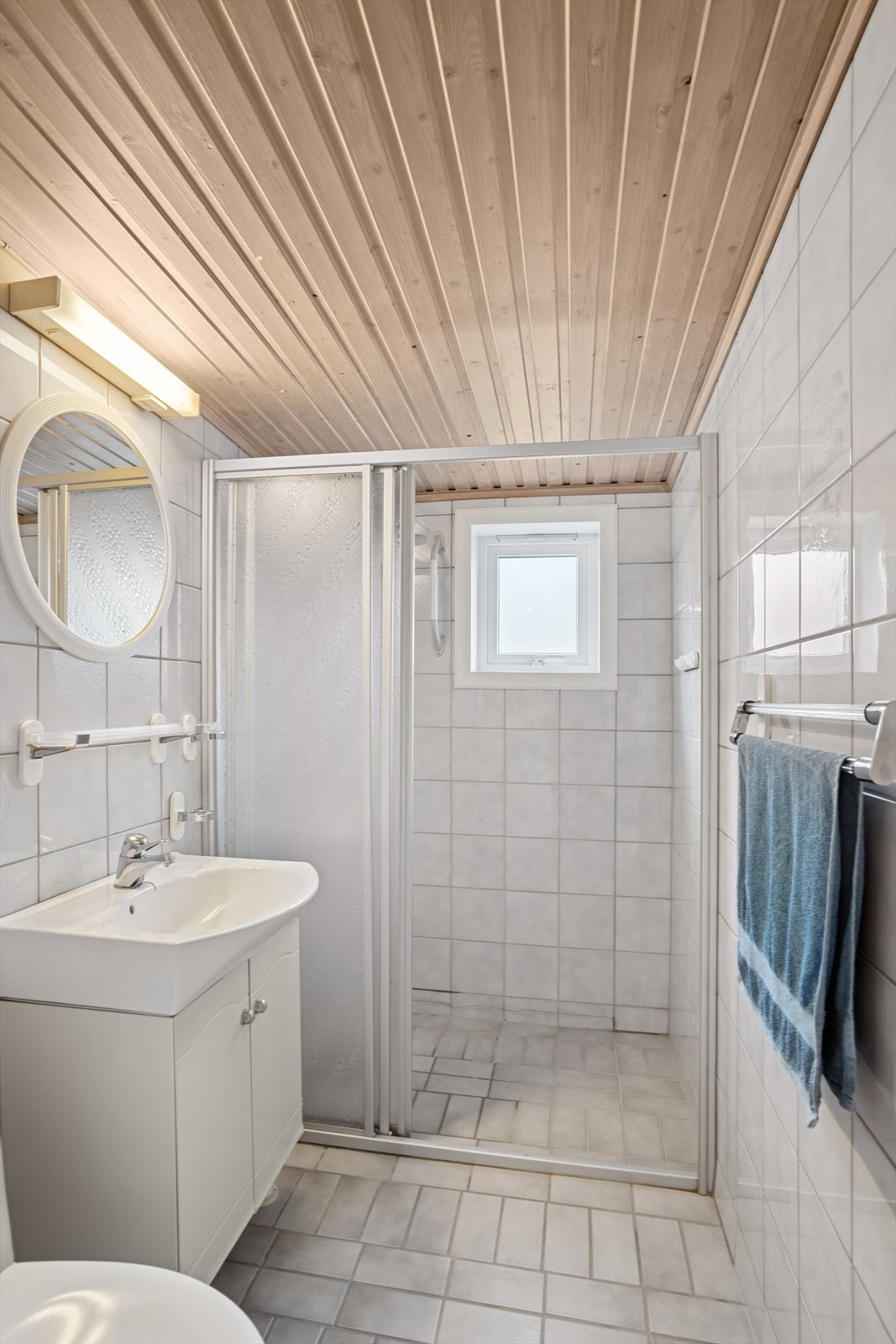 Enkelt og funksjonelt bad med eldre standard. Galleribilde