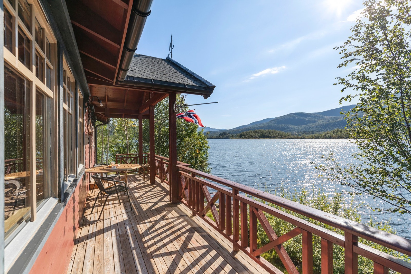 Terrassen strekker seg videre mot inngangspartiet. Galleribilde