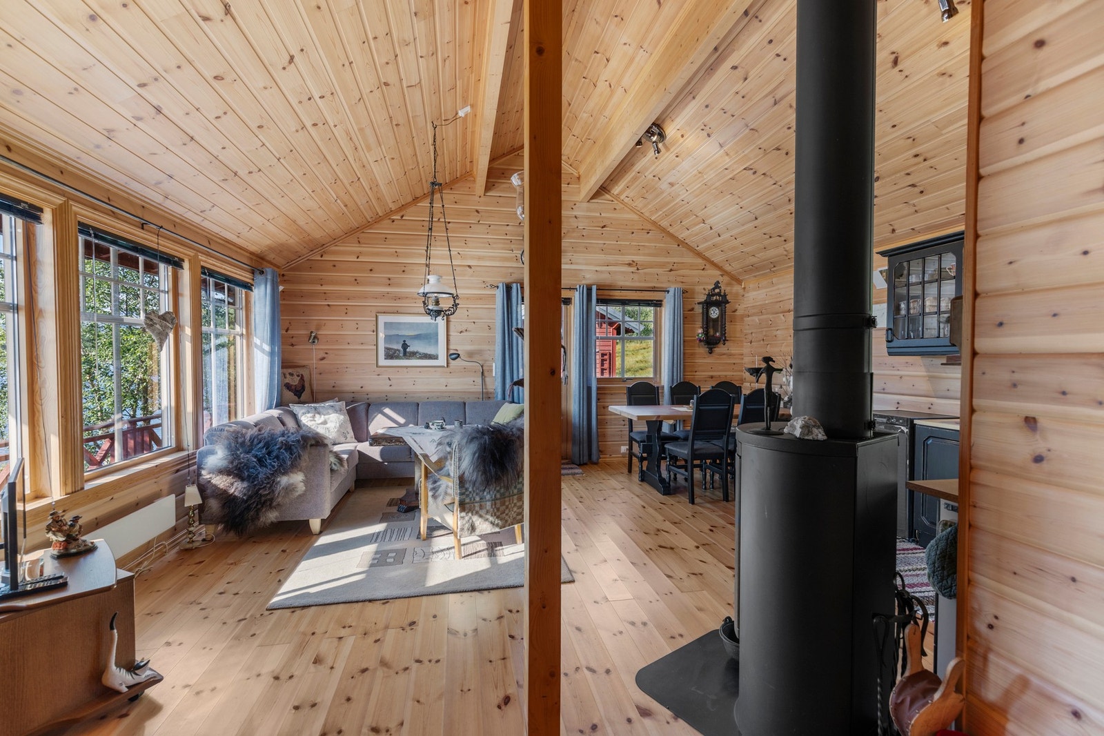 Koselig stue med gode muligheter for både sofagruppe og spisebord. Galleribilde