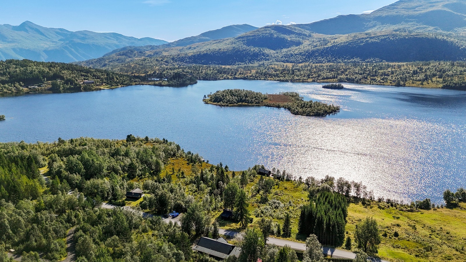 Eiendommen har tinglyst bruksrett til parkering av en bil ved Nysætervegen. Det foreligger også tinglyst avtale om etablering av vei til eiendommen. Galleribilde