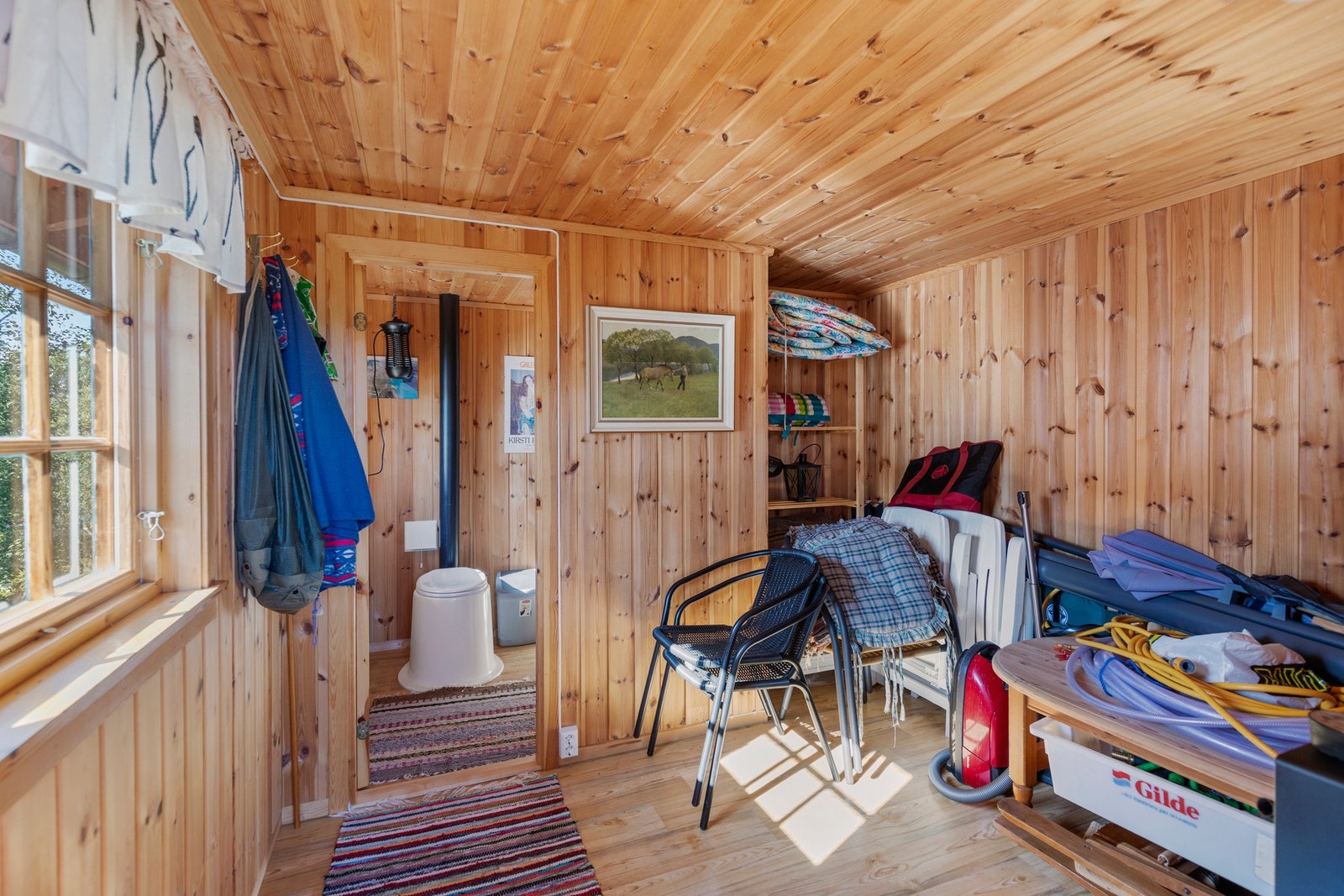 Annekset er innredet med rom som har vært benyttet som soverom, samt rom med mulldo. Annekset har innlagt strøm. Galleribilde