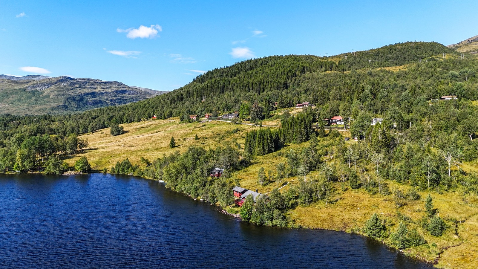 Eiendommen er et godt utgangspunkt for for trim- og fjellturer, både sommer som vinter. Galleribilde
