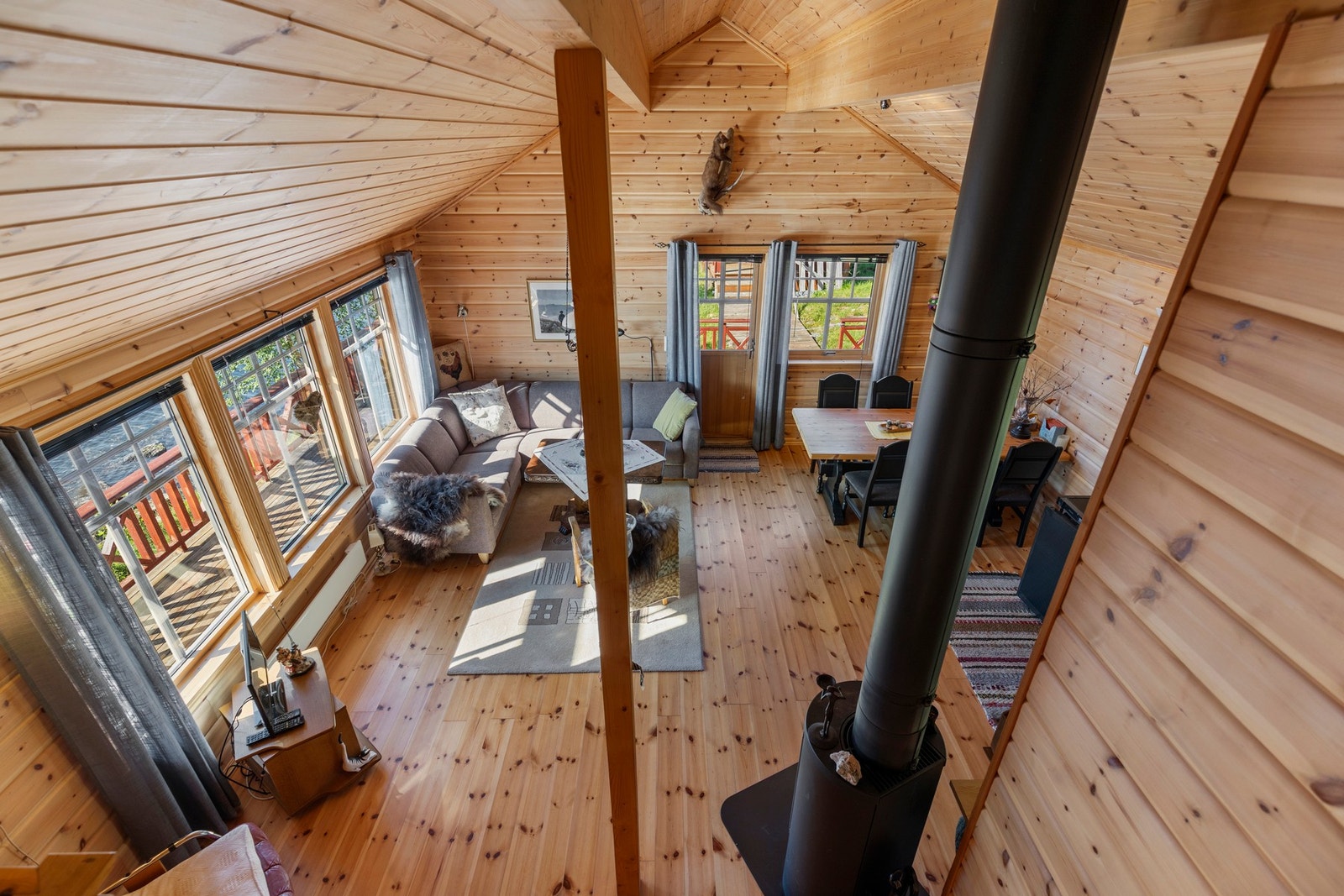 Fra rommet er det utgang til terrasse. Galleribilde