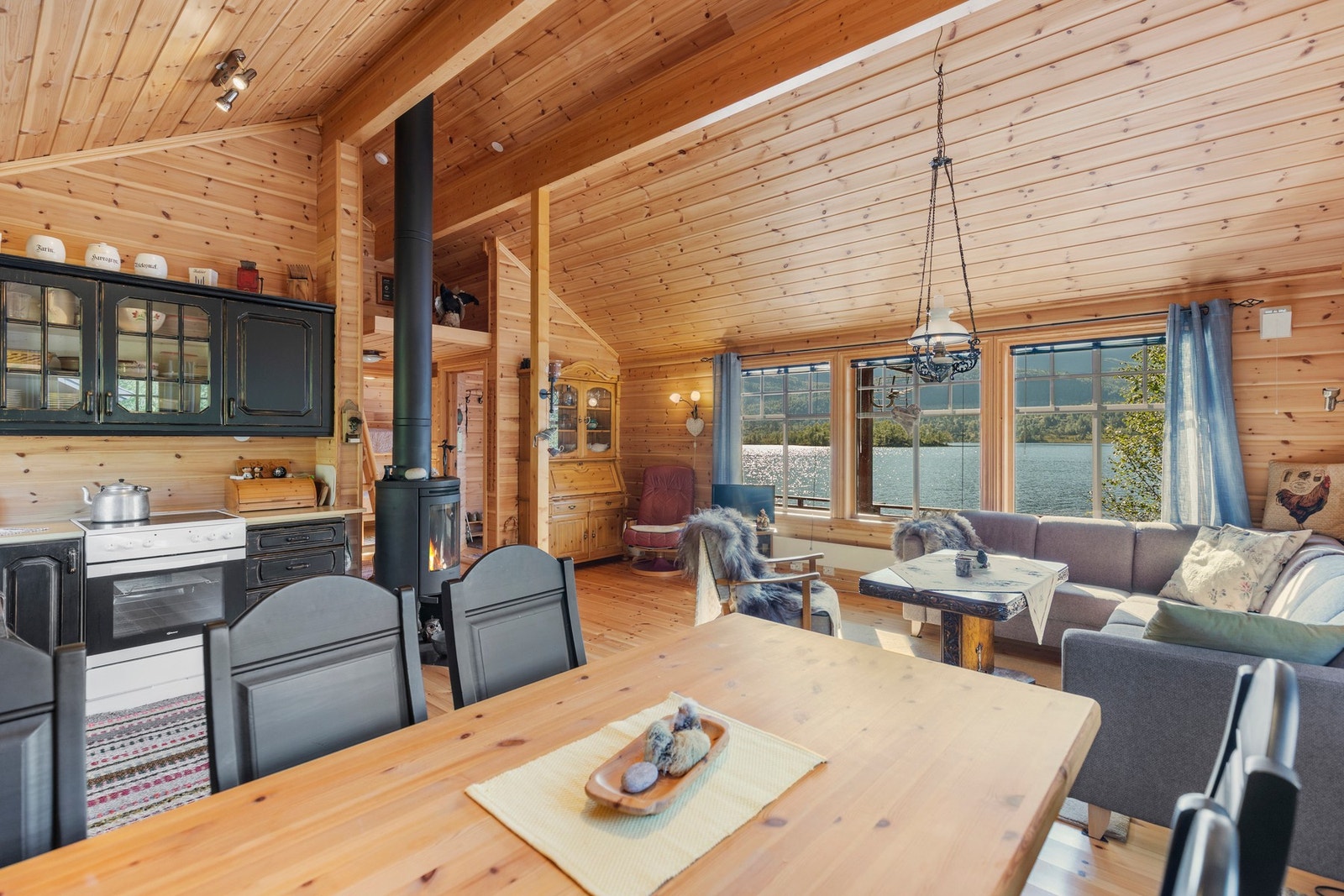 Kjøkkenet ligger i åpen løsning mot stuen og har innredning med profilerte, beisede fronter. Galleribilde