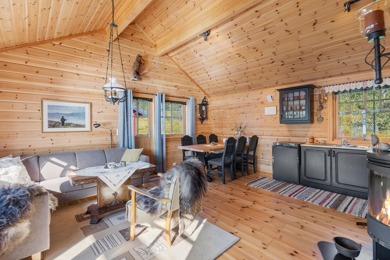 Gjennomgående overflater i hytta er furugulv og vegger av trepanel. Galleribilde