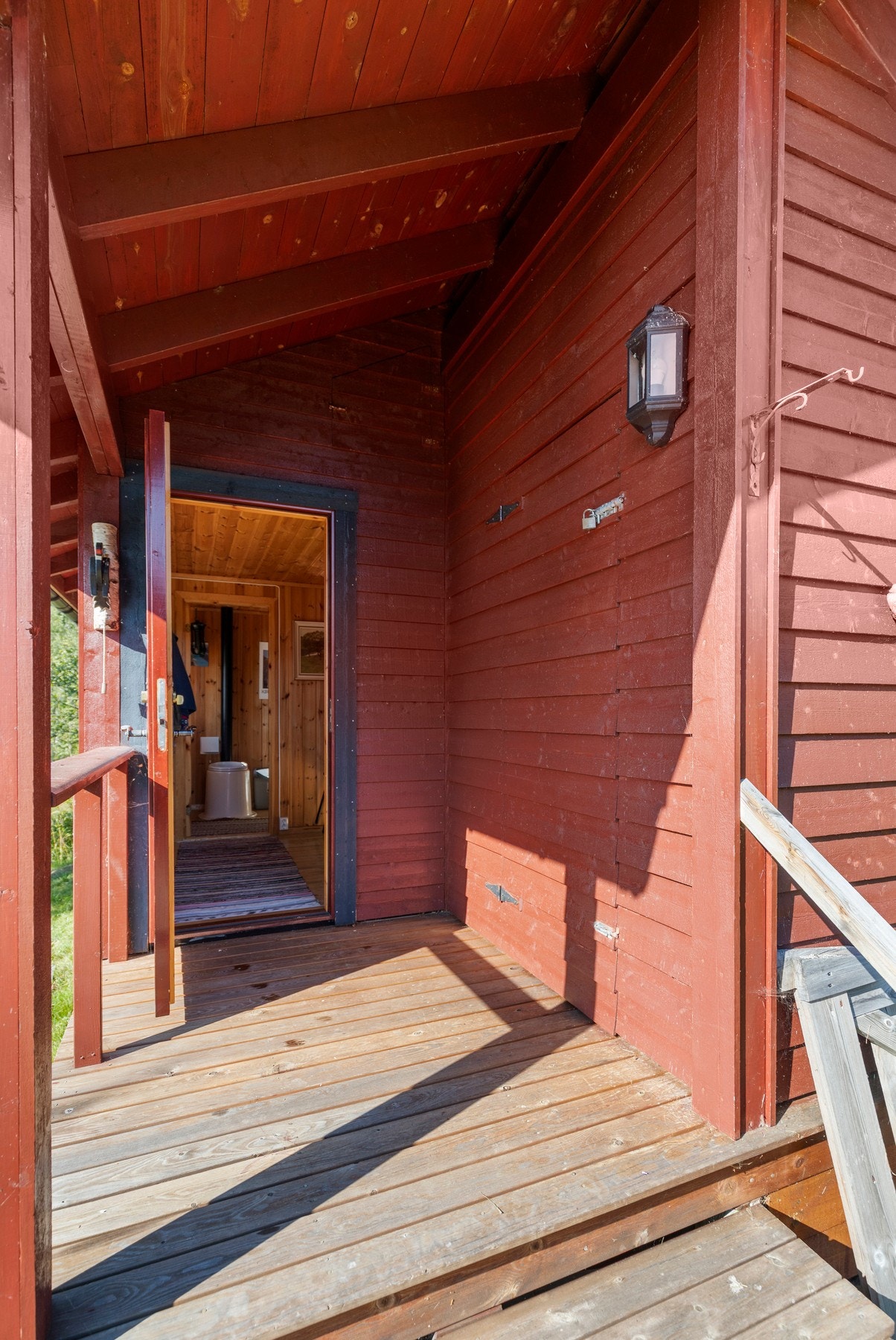 Vedbod med utvendig adkomst. Galleribilde