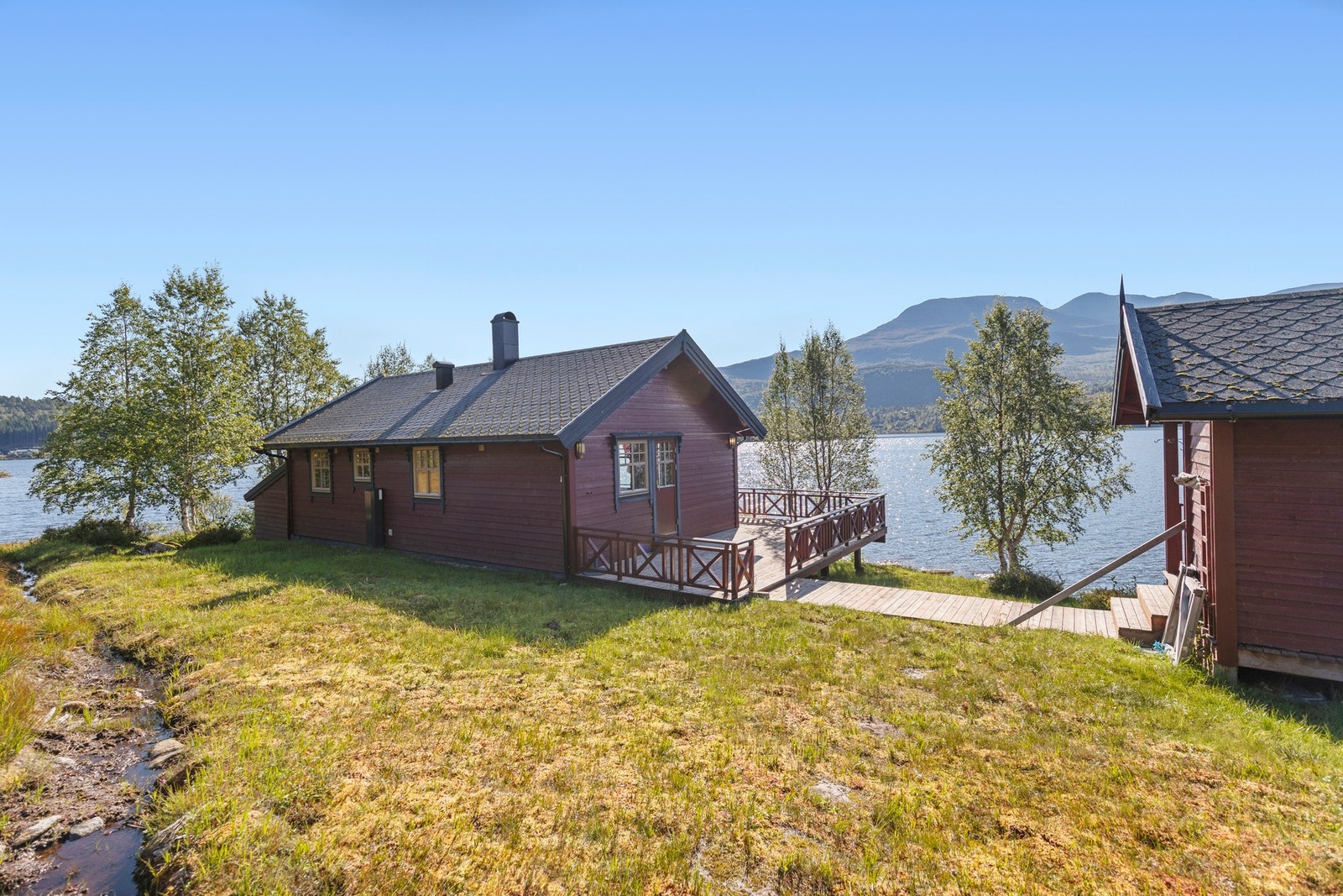 Hytta ble oppført i 2005 og eiendommen inneholder i tillegg anneks og naustrom. Galleribilde