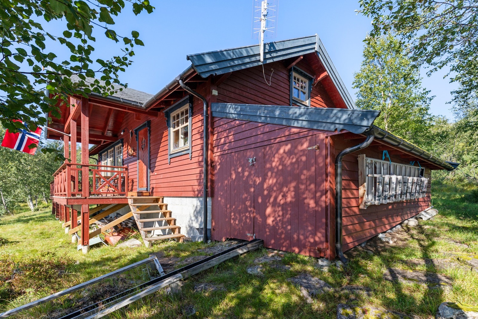 Det er tilbygget naustrom mot øst. Tilbygget er oppført i enkel trekonstruksjon med liggende bordkledning. Det er dobbel labankdør og etablert skinner og vinsj til båtopptrekk. Galleribilde