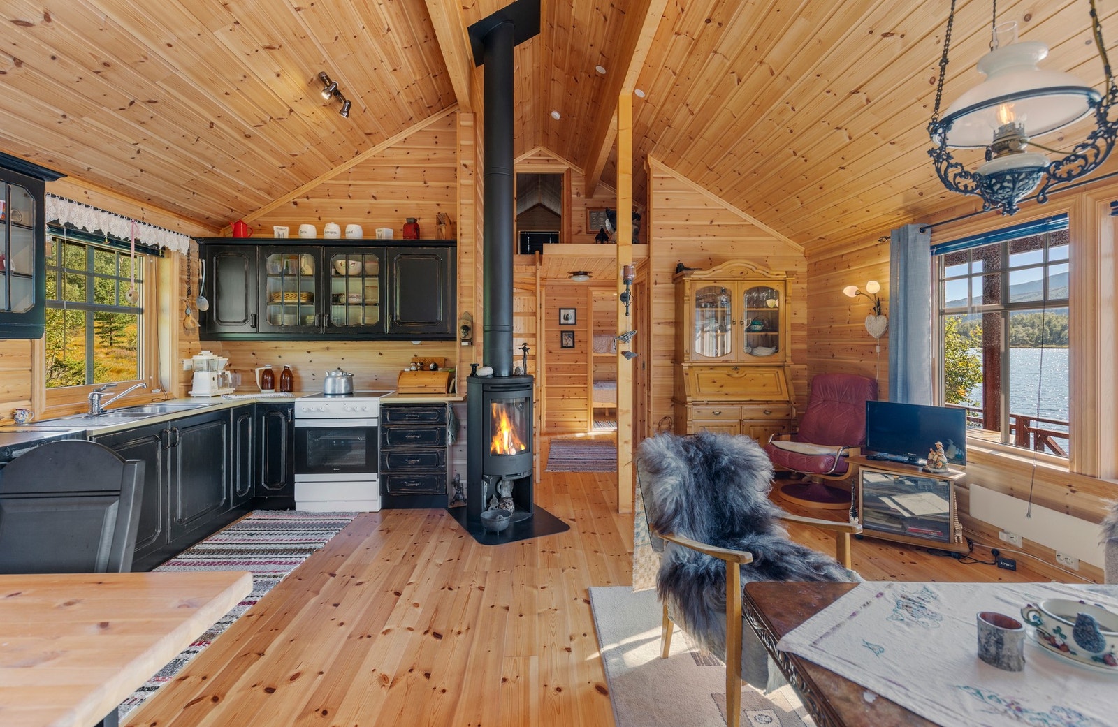 I stue er det god takhøyde og montert peisovn. Galleribilde