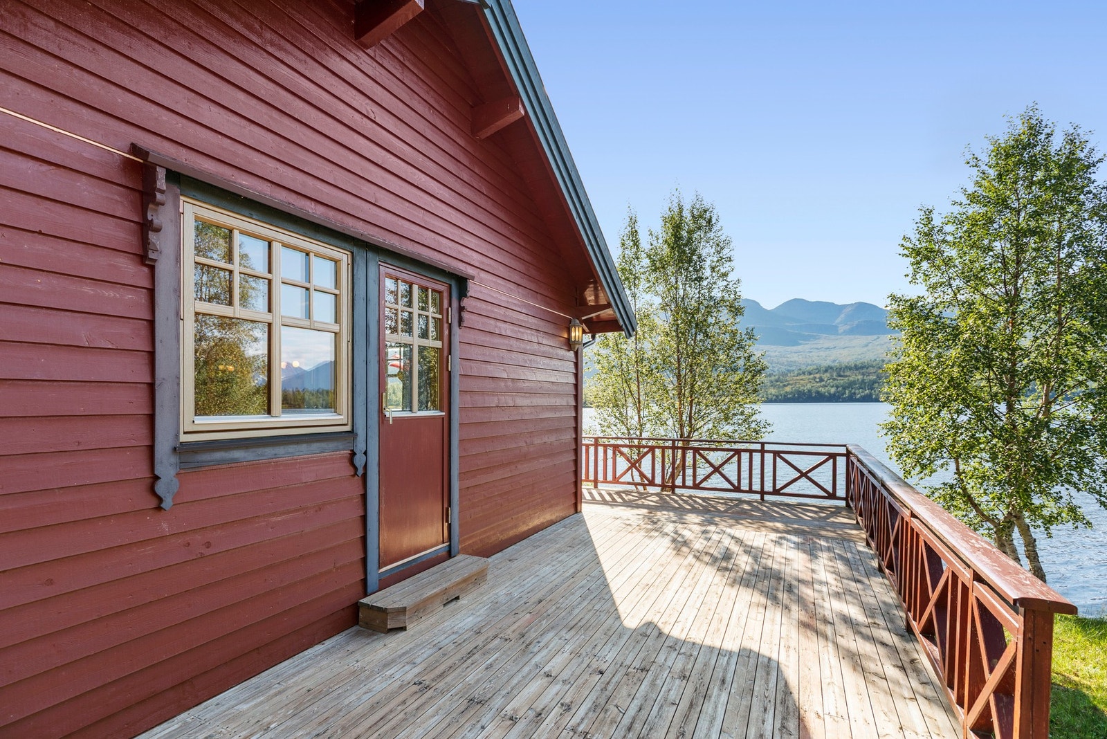 Terrassen har utgang fra stue. Galleribilde