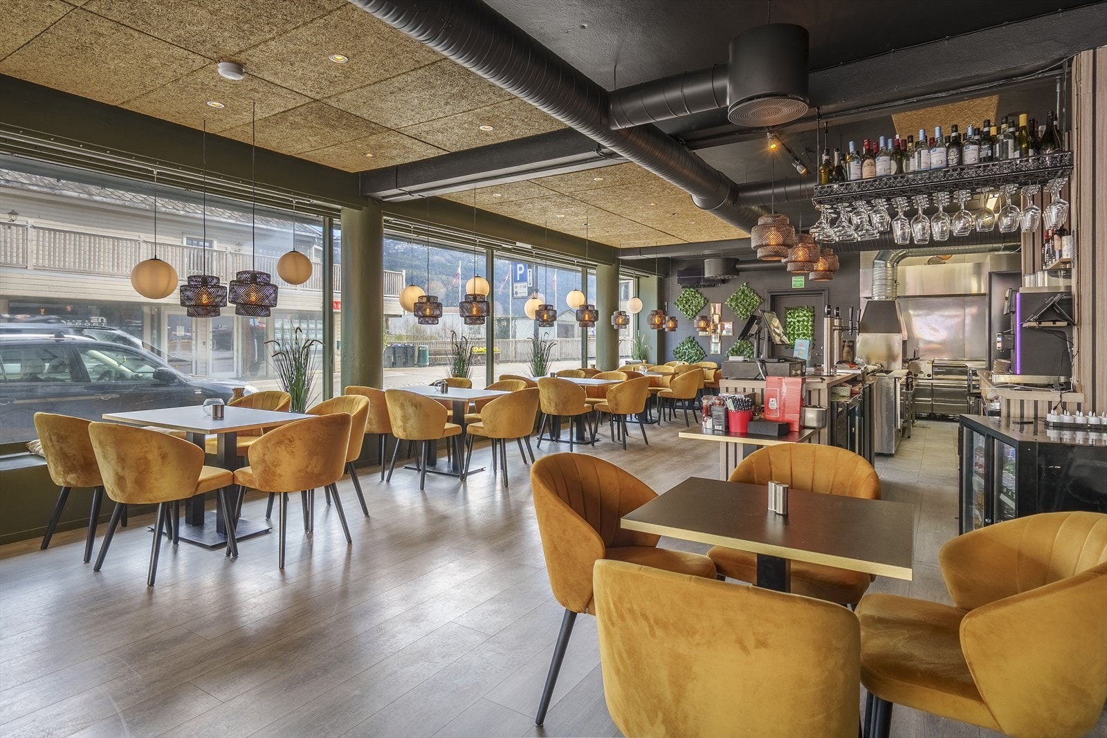 kombinert bygg med både leilighet og næringsdel med god eksponering. Galleribilde