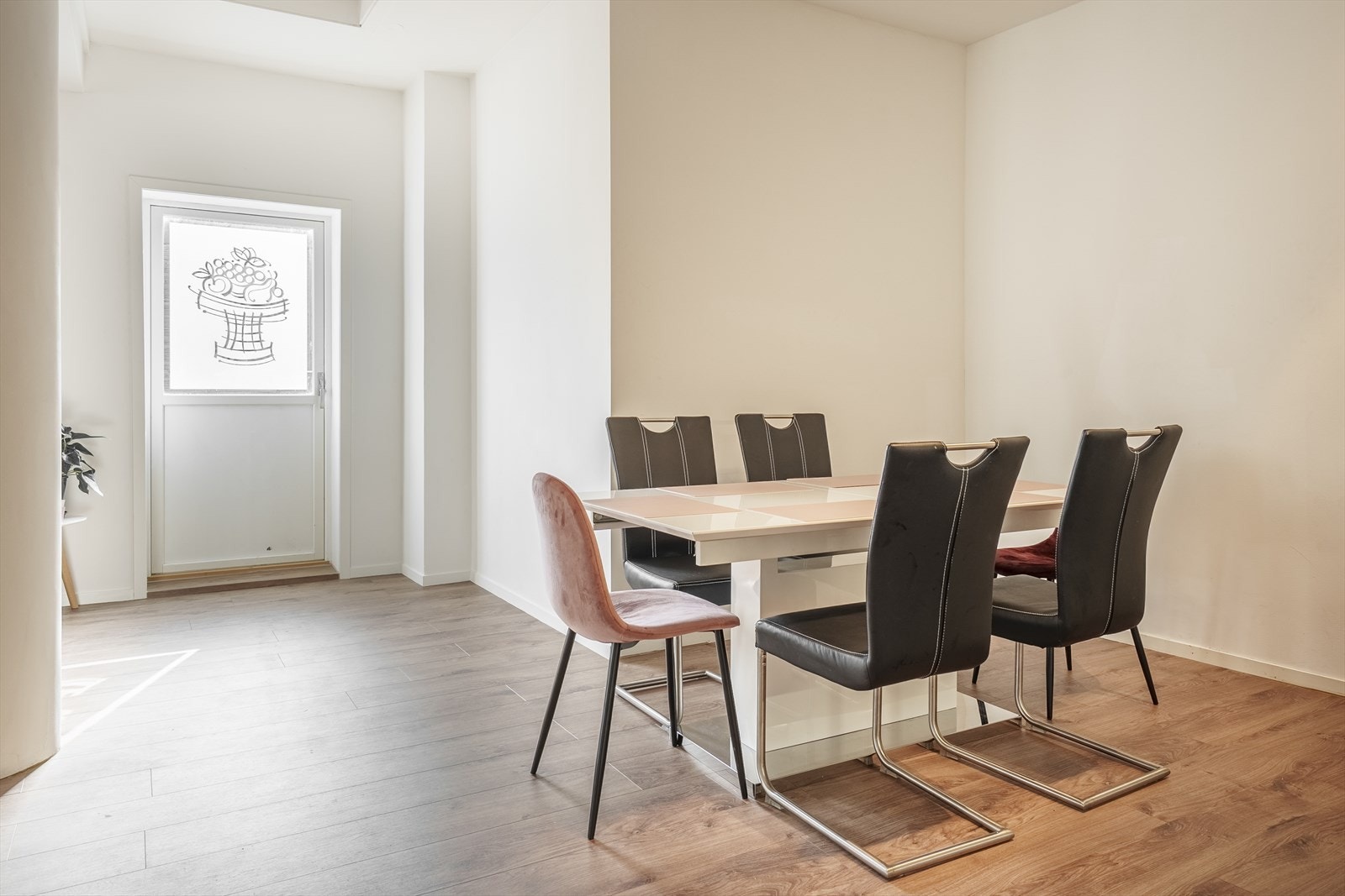 Plass til bespisning og dør ut til terrasse Galleribilde