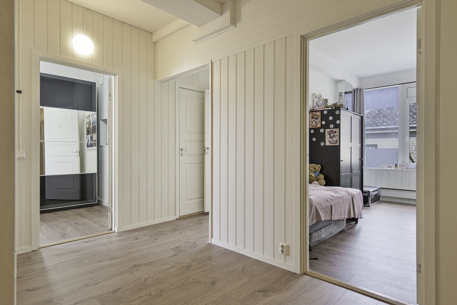 Inngangsparti Der man ser et soverom og dør til bod Galleribilde