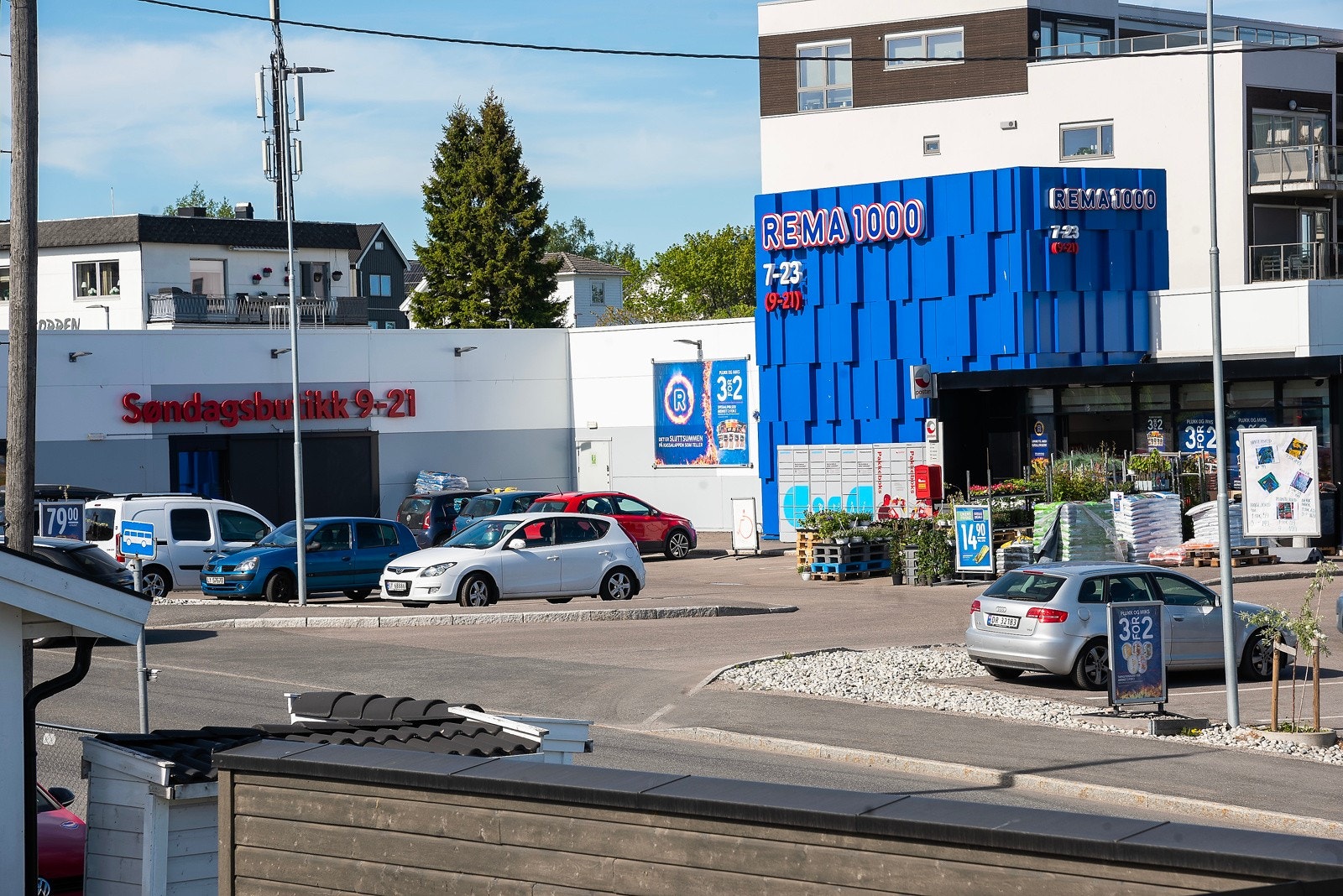 Tvers over veien finner man alt til daglig behov Galleribilde