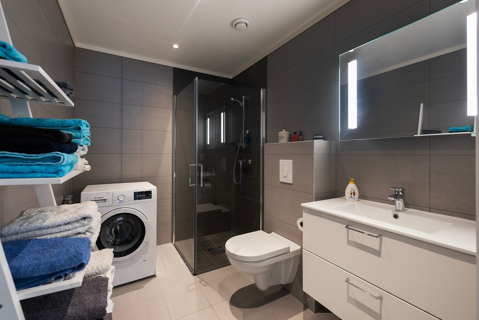 Bad med opplegg for vaskemaskin Galleribilde