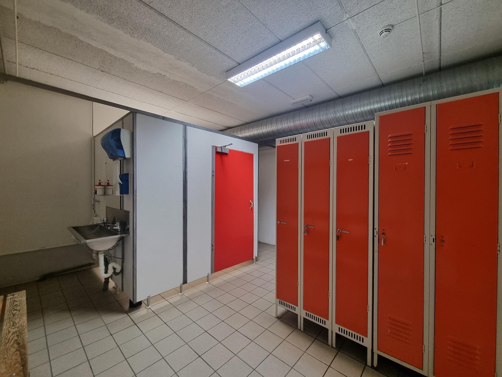 Garderoberom med toalett Galleribilde