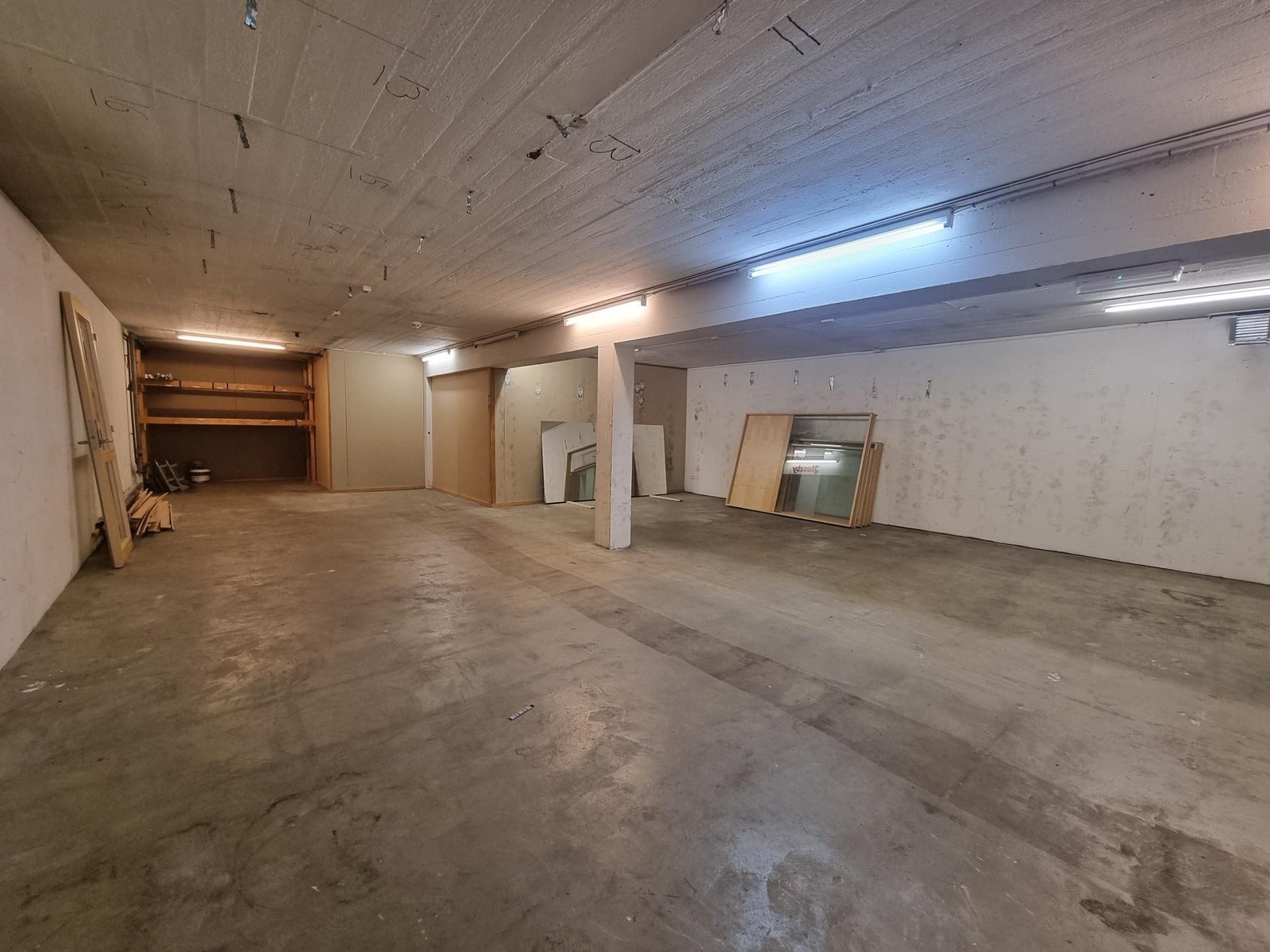 Romslig lager i kjeller Galleribilde