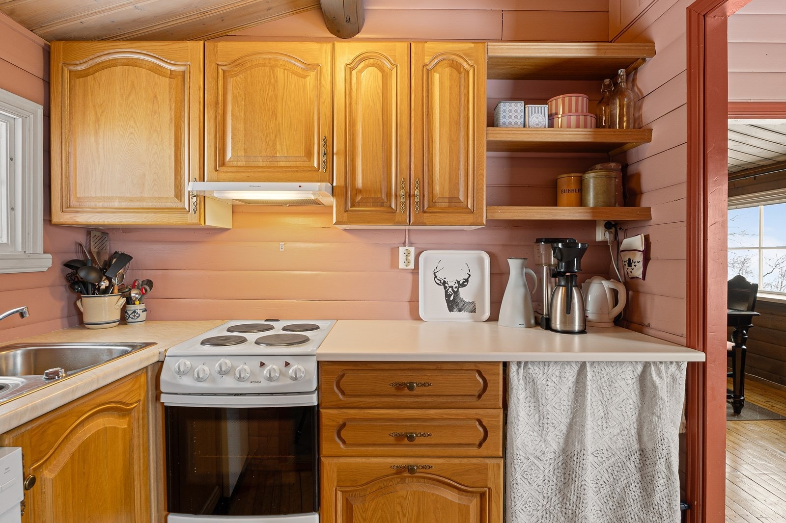 Innredning i eik med hvit benkeplate Galleribilde