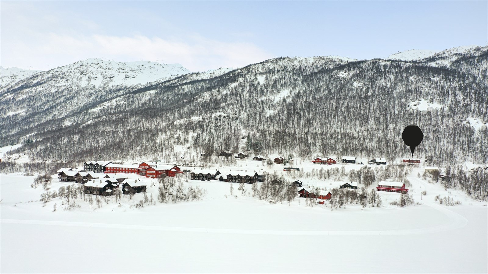 Er laget ny brøytbar veg til hyttedør og vinterparkering på egen tomt Galleribilde