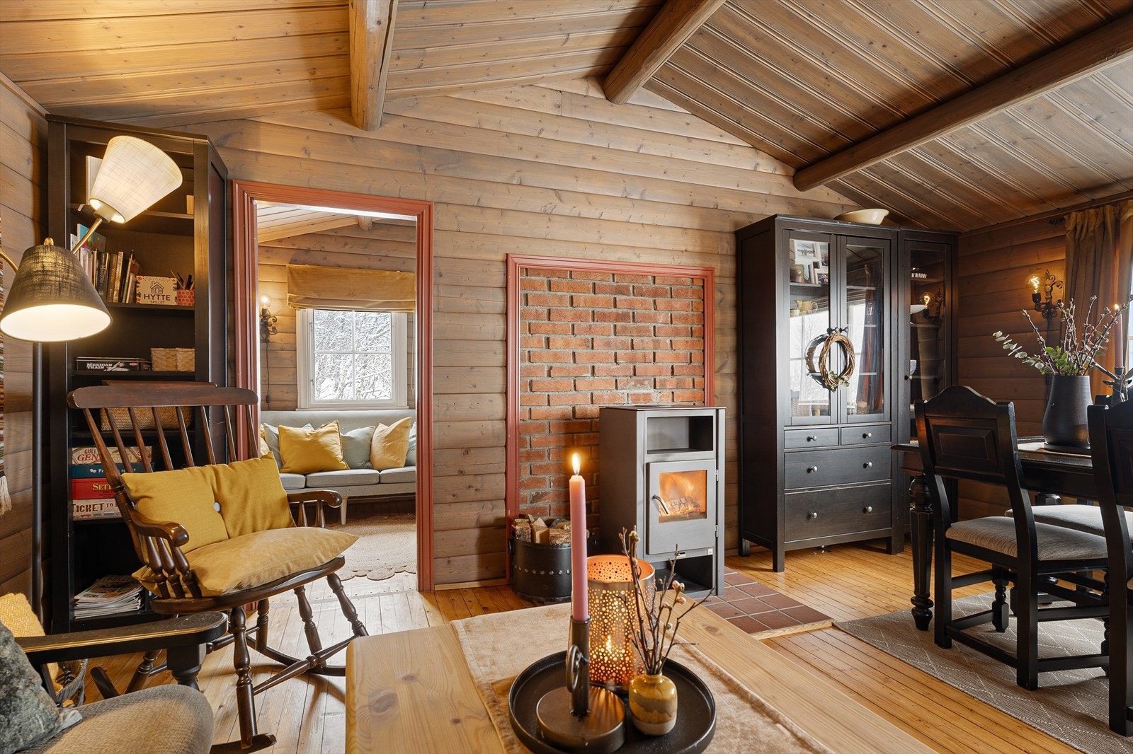 Gode møbleringsmuligheter med plass til stort spisebord og sofagruppe Galleribilde