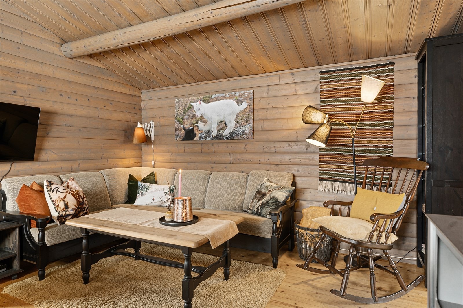 Stuen har herlig takhøyde og beisede vegger gir en lun og behagelig stemning Galleribilde