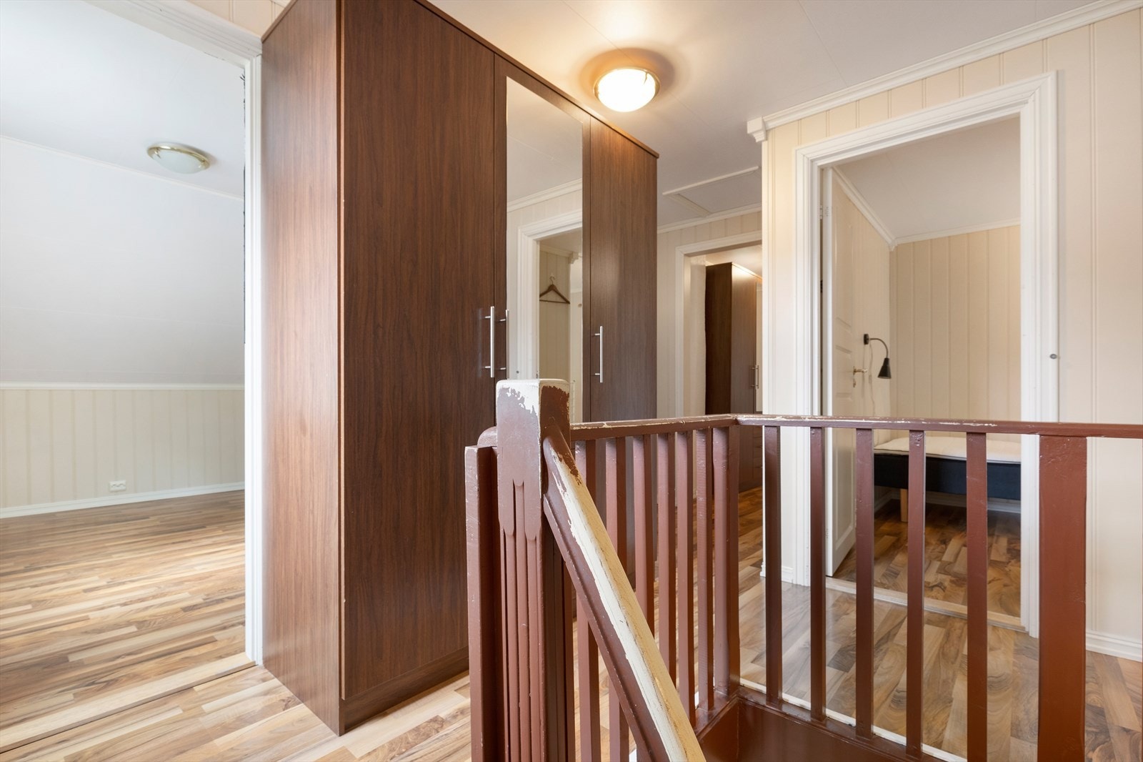 I gang på loft er det 2 garderobeskap for ekstra oppbevaring Galleribilde