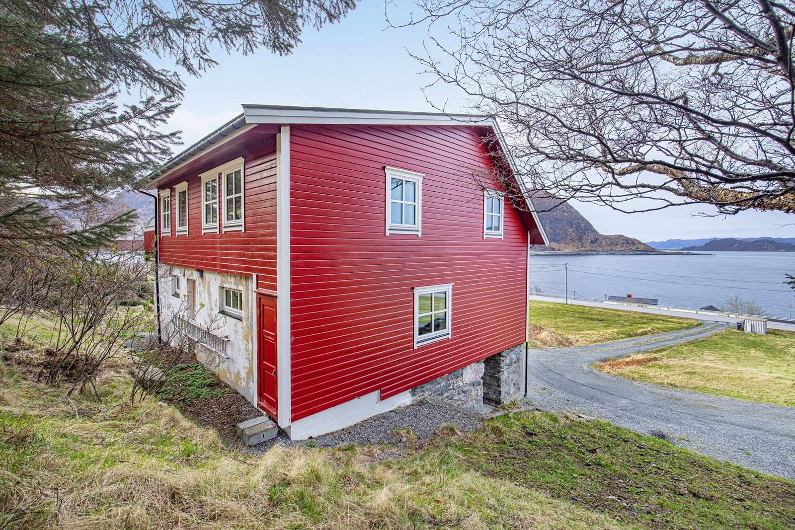 Eneboligen fikk nytt tak og yttervegger i 2007 Galleribilde