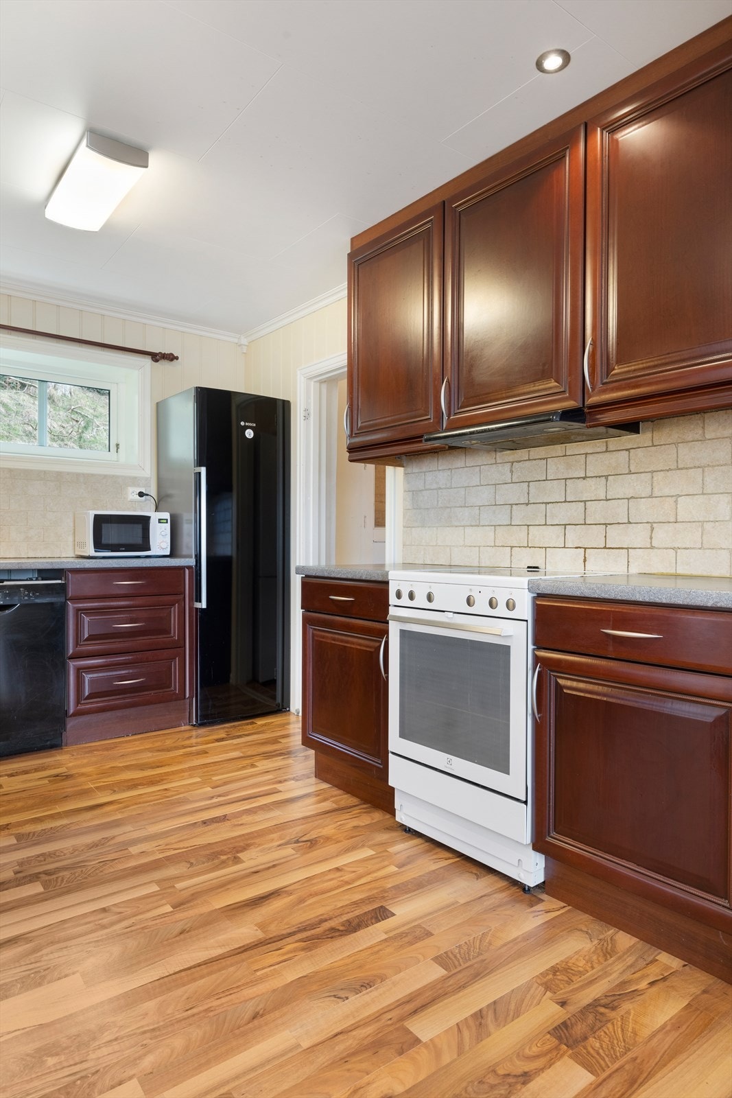 På kjøkkenet er det frittstående hvitevarer Galleribilde