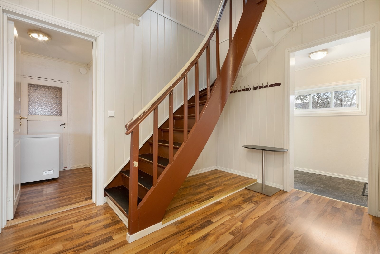 Gang med trapp til loft. Det er lagt nye gulv i gang. Galleribilde