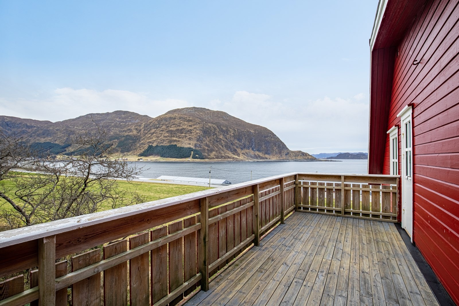 Solfylt altan i 2. etasje med utgang fra loft Galleribilde