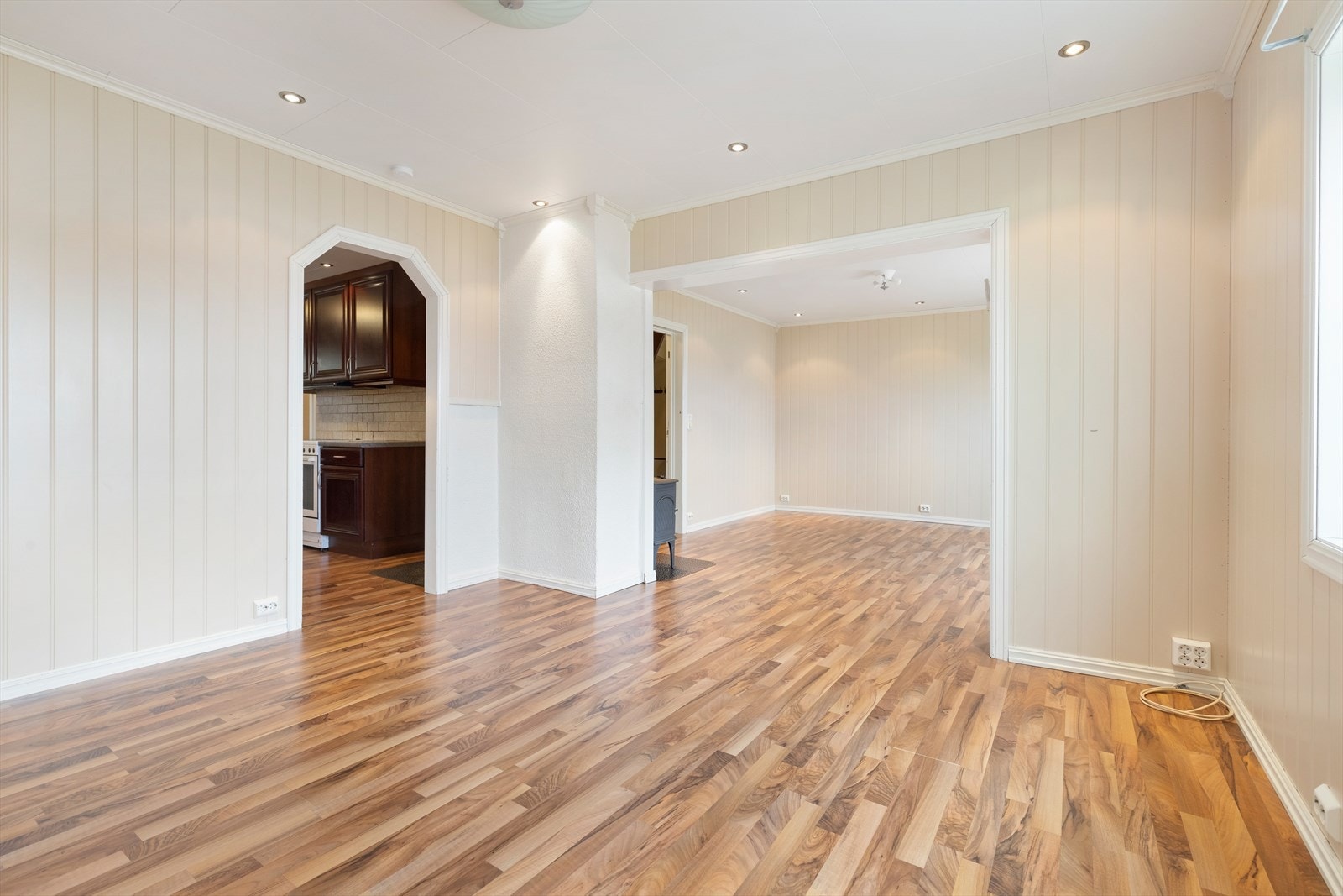 Lyse overflater og spotter i himling Galleribilde