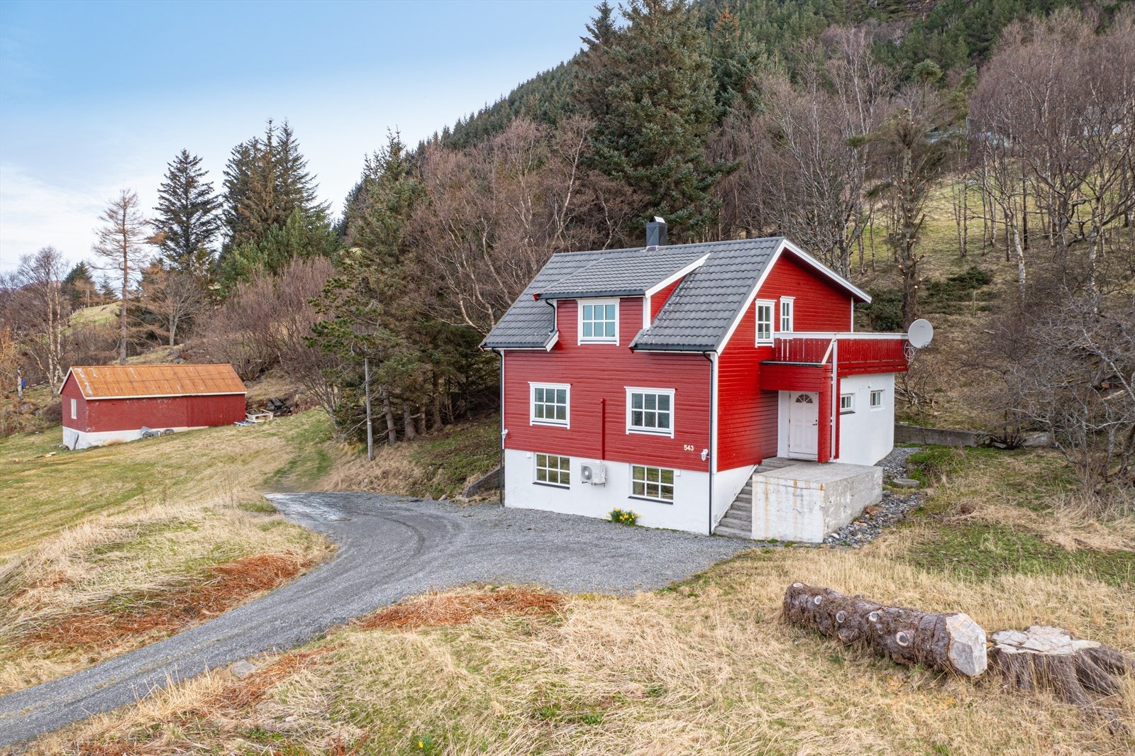 Velkommen til en arealeffektiv enebolig over 3 etasjer! Galleribilde