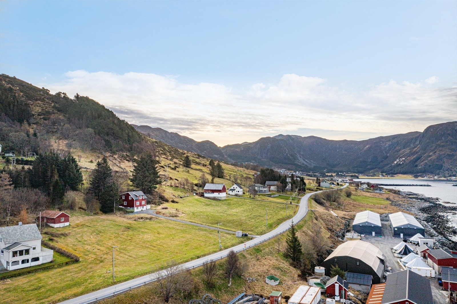 Det er ca. 2 km til barnehage og selvbetjent butikk med lange åpningstider Galleribilde