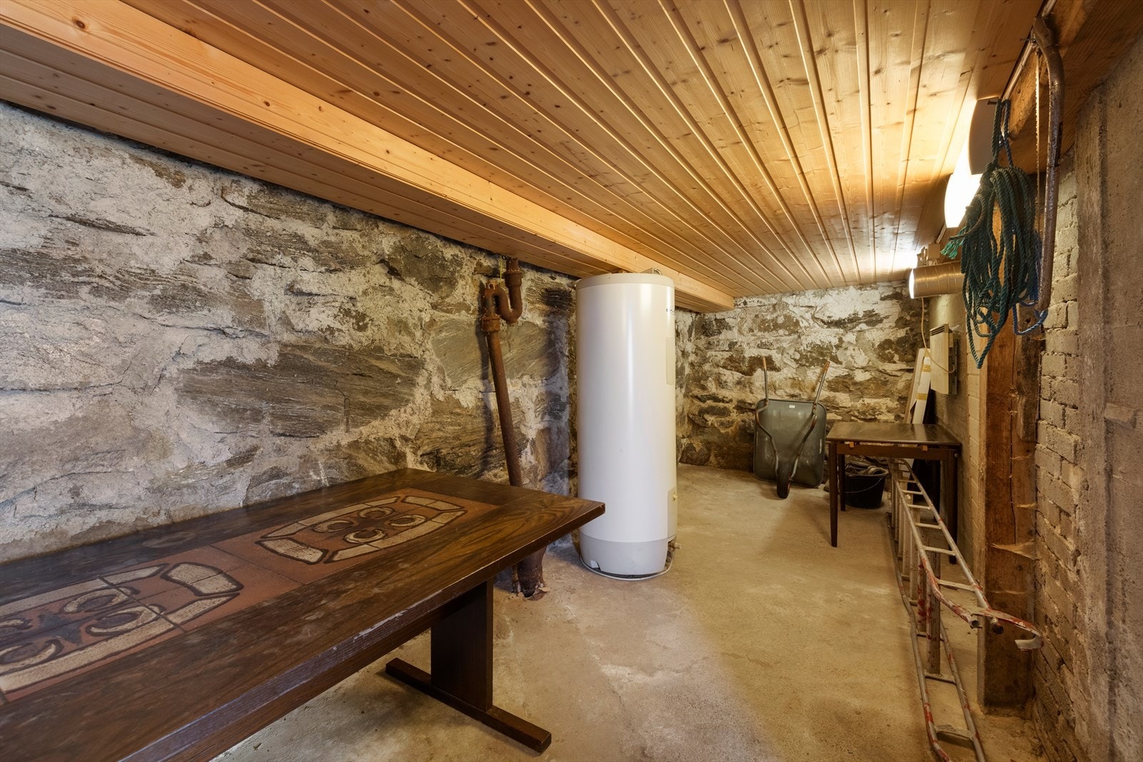 Kjeller med varmtvannstank på 300 liter fra 2012 Galleribilde