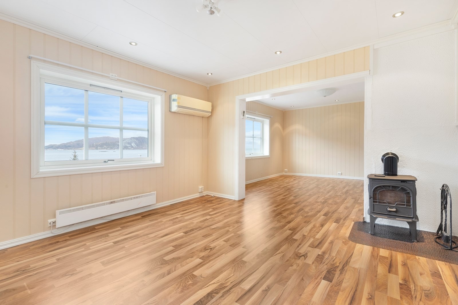 Lys og romslig stue med peis. Nye gulv og himling i stue. Galleribilde