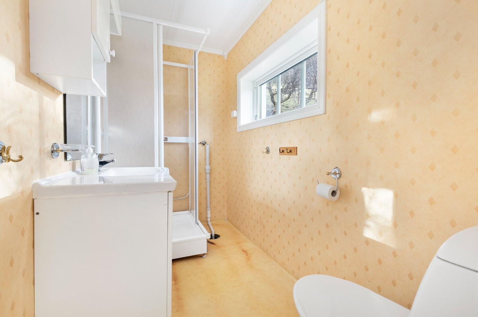 Bad 1 fra 90-tallet, toalett, heldekkende servant og dusjkabinett Galleribilde