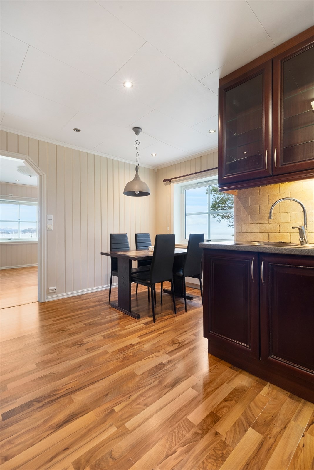 Et lyst og trivelig kjøkken/spisestue Galleribilde