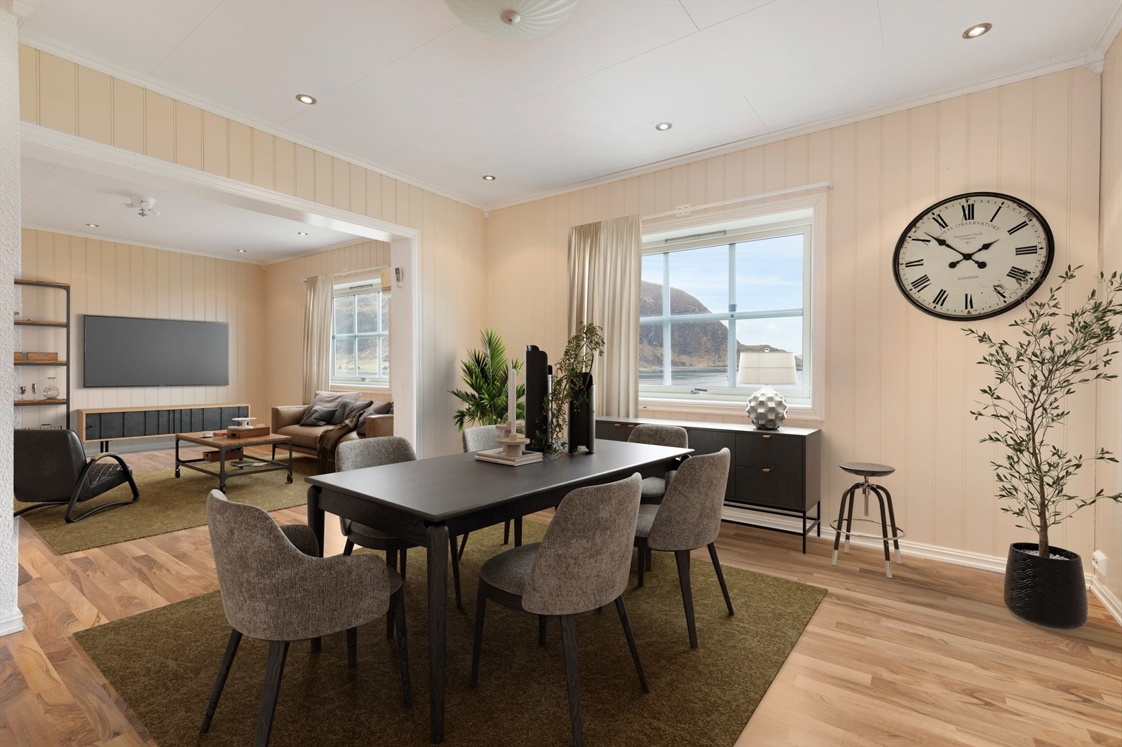 (Illustrasjon) Flott spisestue med peis. Det er lagt nye gulv og himling. Galleribilde