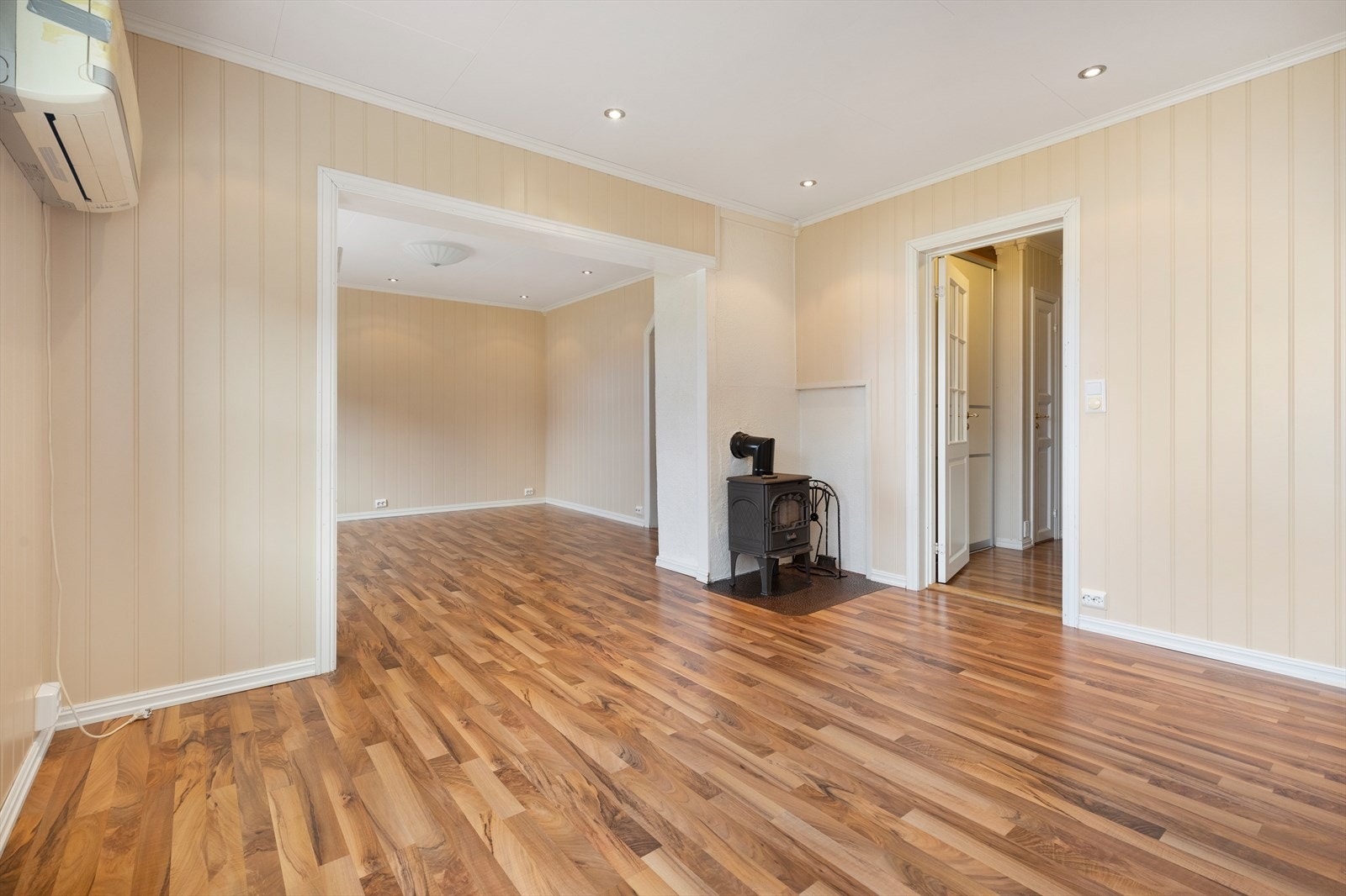 En stor stue med god plass til flere sittegrupper Galleribilde