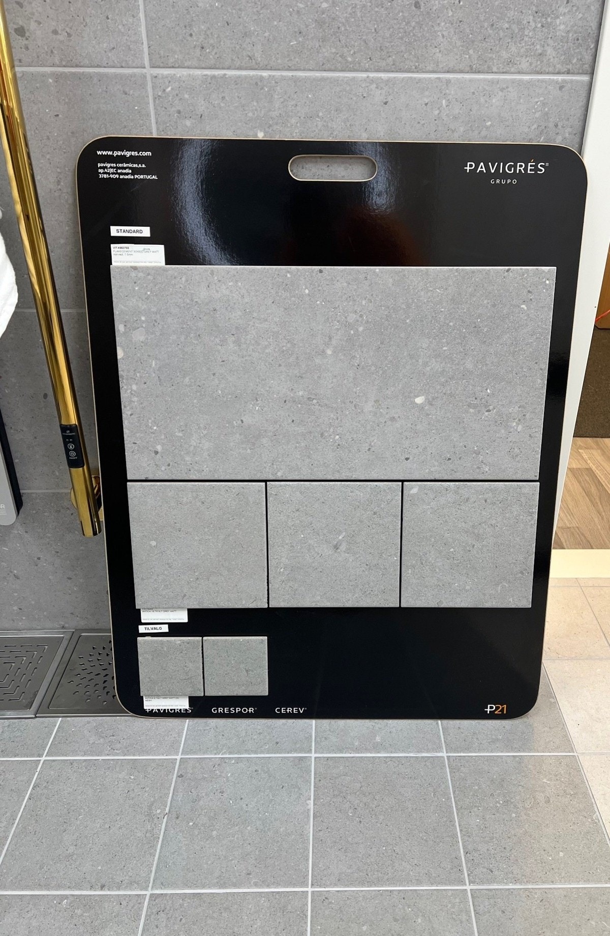 Ditt splitter nye bad ferdigstilles 01.12.2025. På badet blir det en kombinasjon av lysegrå fliser på vegg og mørkegrå fliser på gulv. Galleribilde