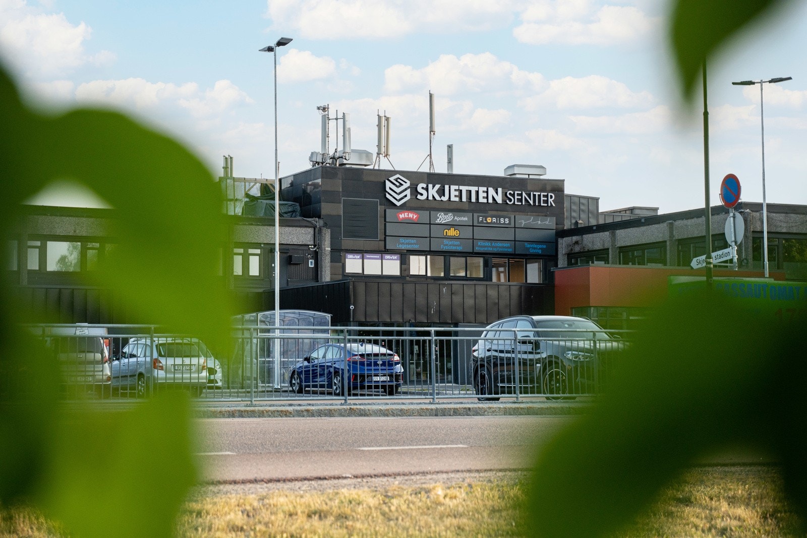 Meny ligger 5 min. unna til fots, på det nyoppussede Skjetten senter som også har Nille, apotek og florist. Galleribilde