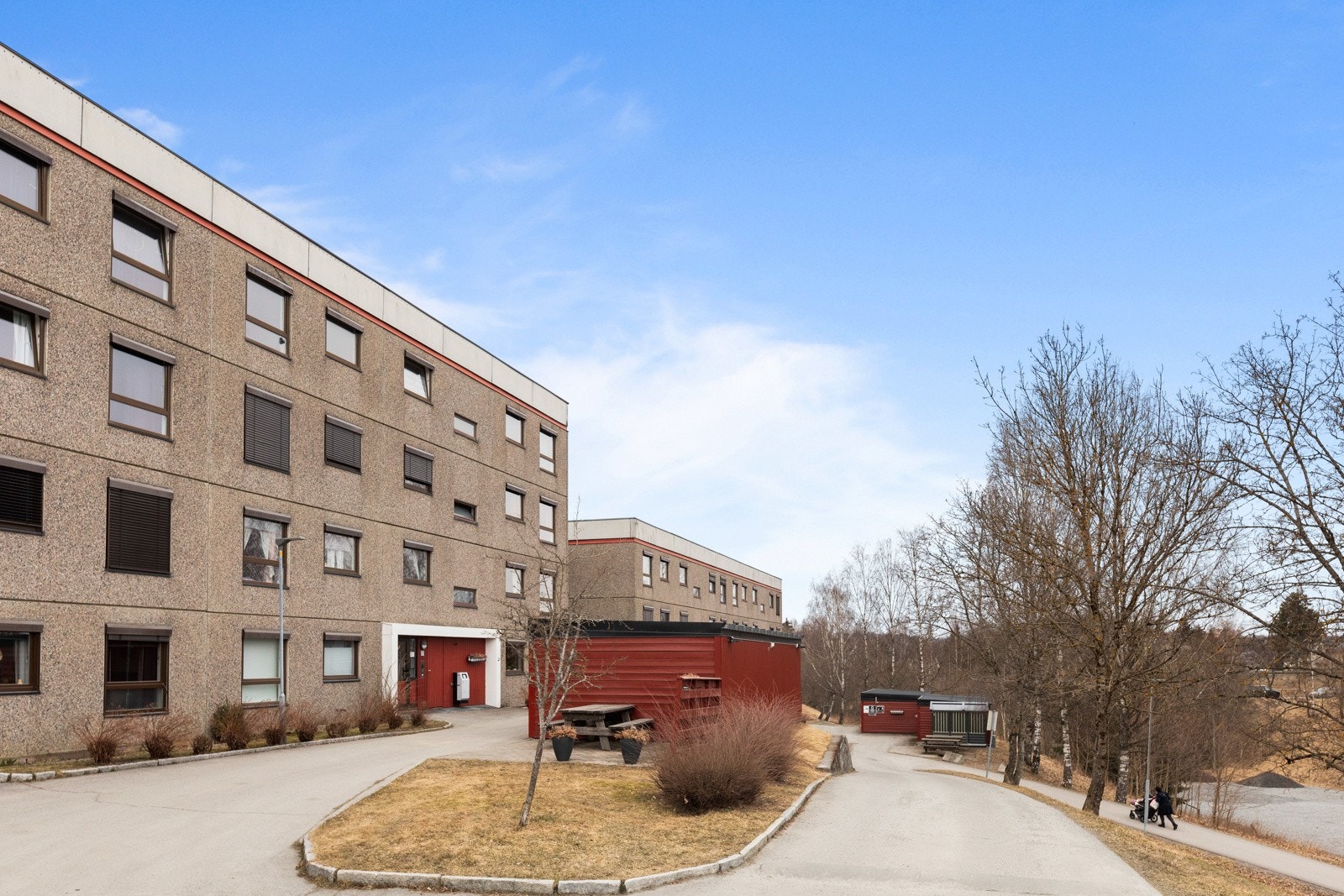 Leiligheten har parkeringsplass i felles garasjenalegg rett i nærheten. Galleribilde