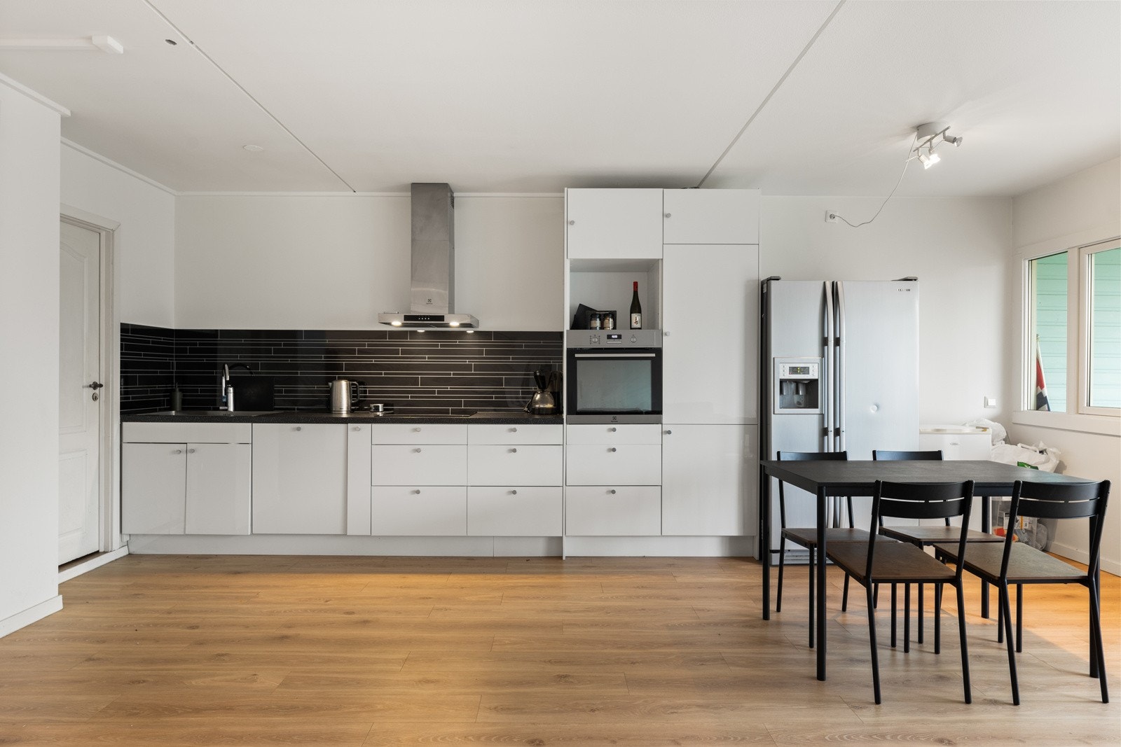 Kjøkkenet i boligen er praktisk og godt utnyttet med ny kjøkkeninnredning fra Epoq installert i 2021. Du finner rikelig med oppbevaringsløsninger i form av skap og hyller. Stekeovn, platetopp og vaskemaskin er integrert Galleribilde